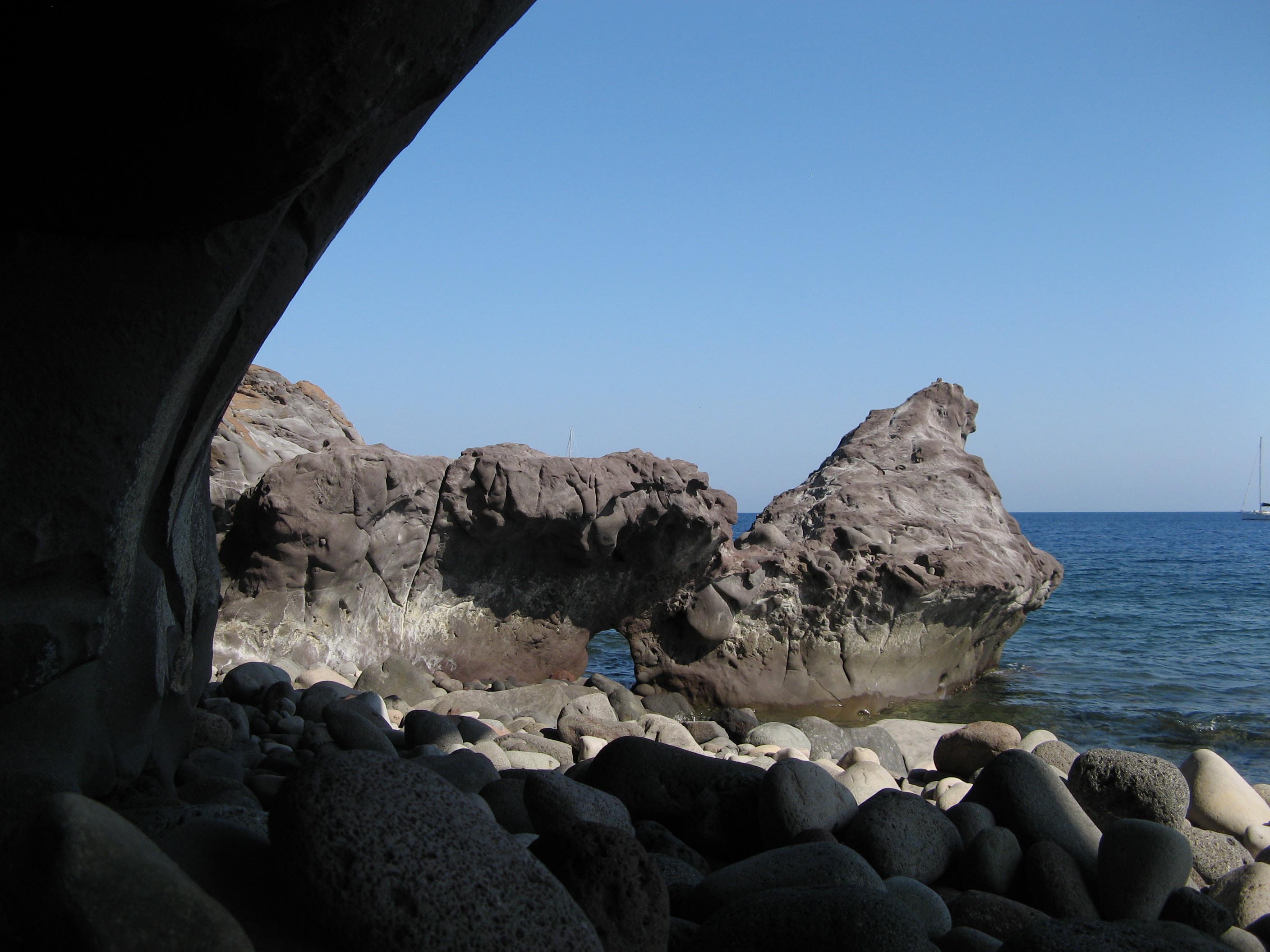 Alicudi-Insel-Ba Höhle am Meer